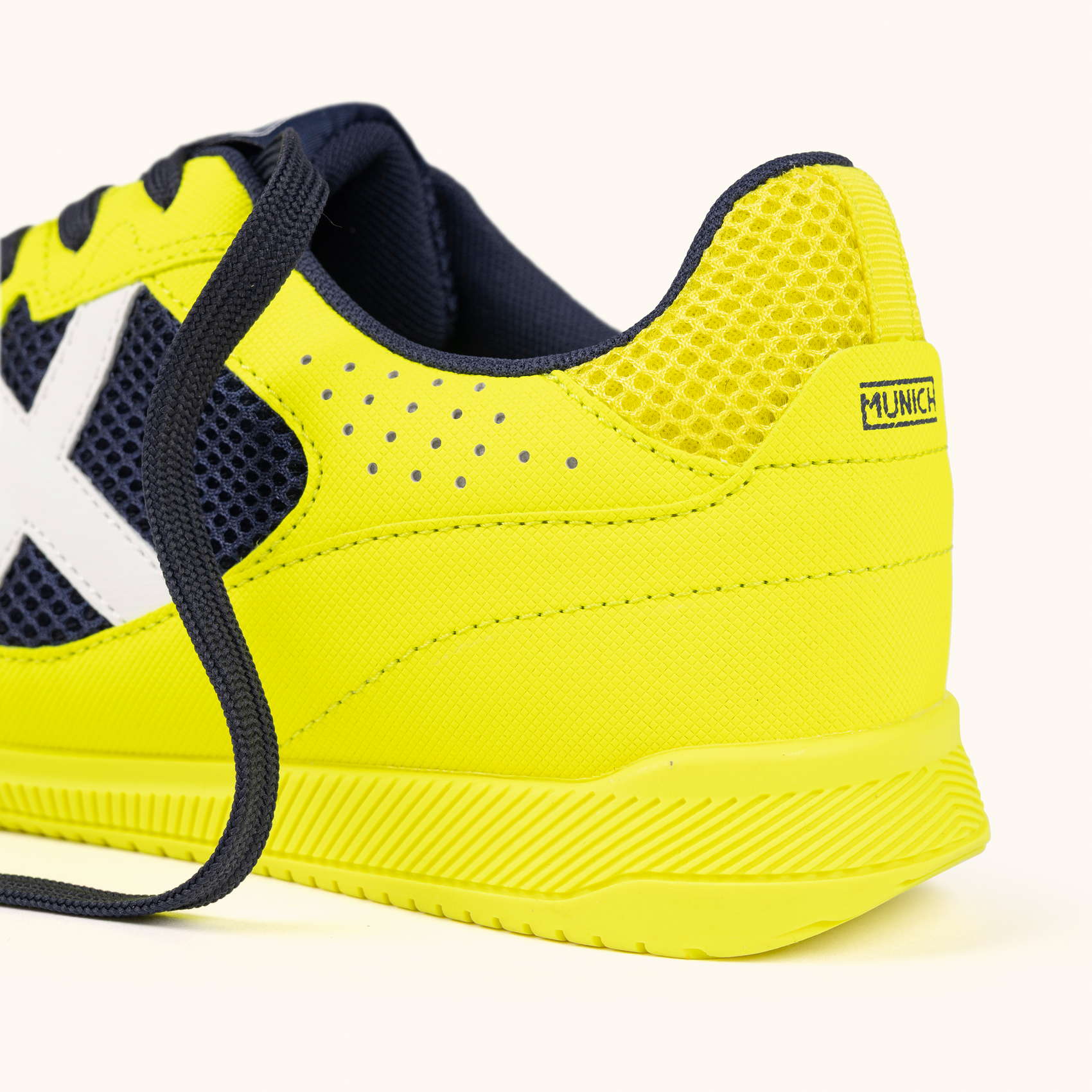 Imagem alternativa do produto Chuteira Futsal Debut Amarelo / Preto